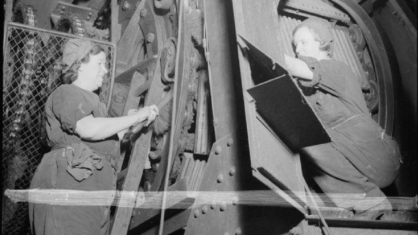 Dos mujeres trabajan en el interior del mecanismo de unas escaleras mecánicas en Londres en 1942. (Wikimedia)