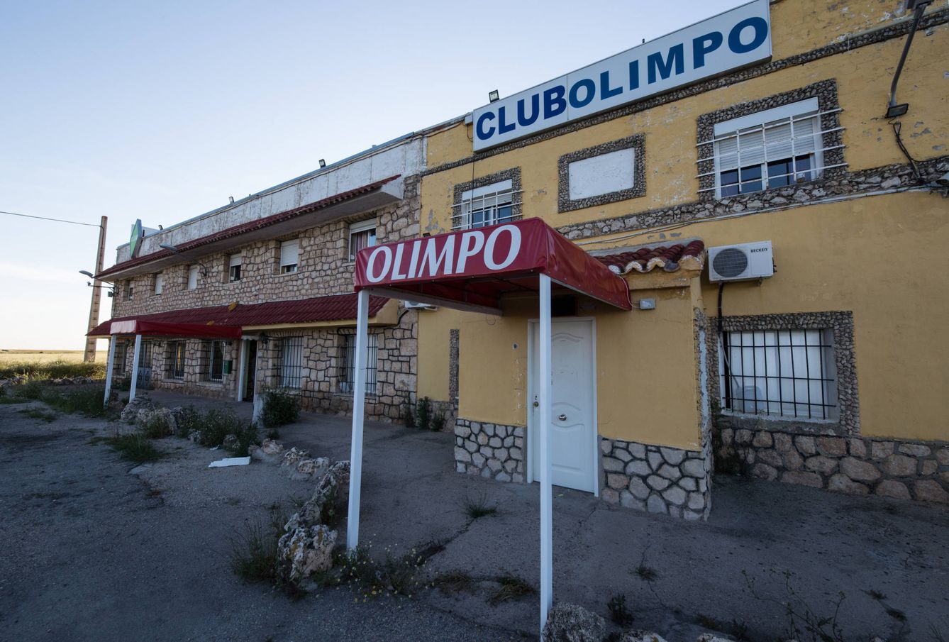 Acceso al club Olimpo, cerrado desde el estado de alarma. (D.B.)