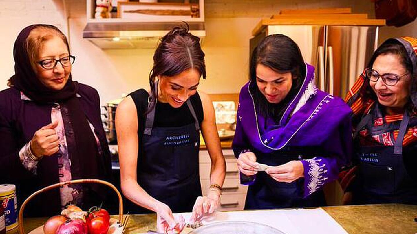 Meghan cocinando con unas mujeres afganas. (Sussex.com)