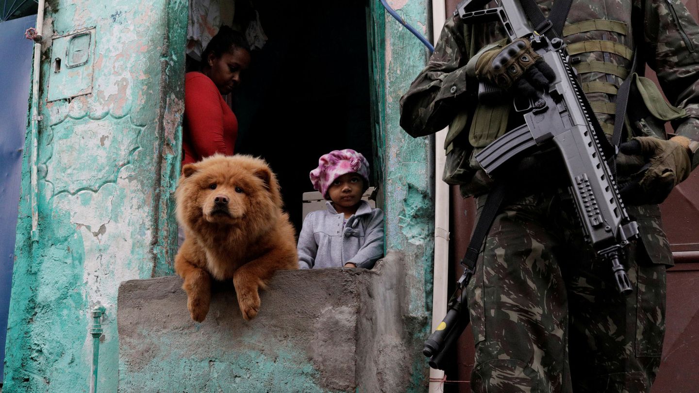 Efectivos del ejército brasileño patrullan la favela de Manguinhos, en Río de Janeiro. (Reuters)