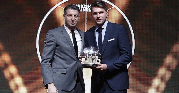 Foto: Luka Doncic recibió de manos de Theo Papaloukas el trofeo de 'MVP' de la Euroliga esta temporada. (Real Madrid)