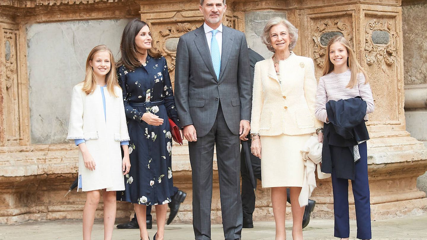 Los Reyes de España, junto a sus hijas y la Reina emérita en una imagen de archivo. (Limited Pictures)
