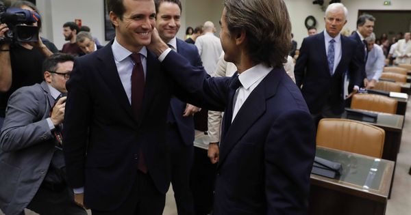 Foto: El expresidente del Gobierno José María Aznar, acompañado por el presidente del Partido Popular, Pablo Casado. (EFE)