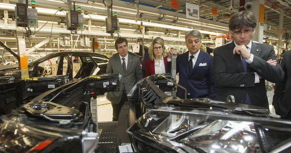 Foto: Foto de archivo del expresidente de la Generalitat Carles Puigdemont (d) y el presidente de Seat, Luca de Meo (2d), durante una visita a la fábrica que la empresa automovilística tiene en Martorell (Barcelona). (EFE)