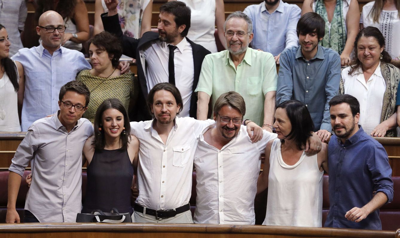 Diputados de Unidos Podemos al término de la sesión constitutiva de las Cortes Generales. (EFE)