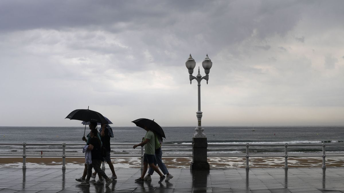 Un puente con paraguas: una ola de borrascas barrerán España la próxima semana