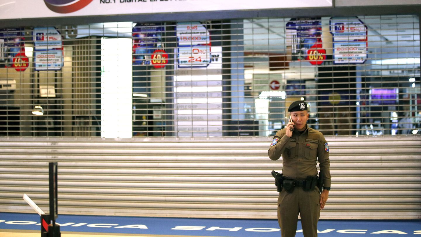 Un policía en el centro comercial donde ocurrió el ataque-, (Reuters)