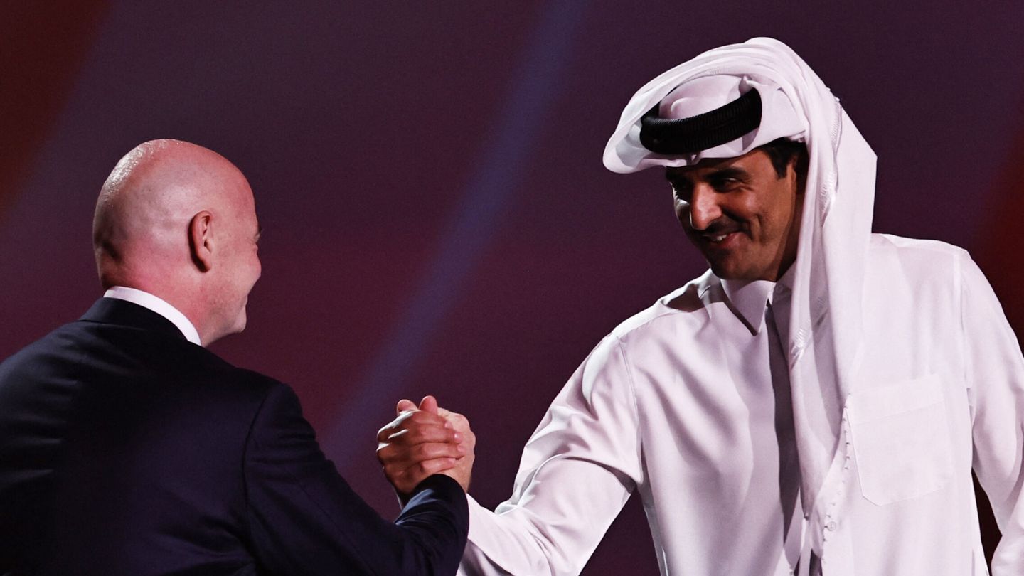 Infantino saluda al Emir de Qatar. (Reuters/Hamad I Mohammed)