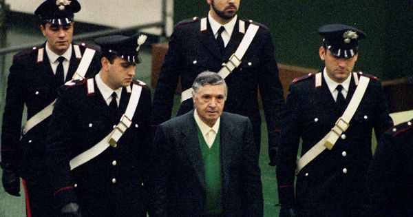 Foto: El exjefe de la Cosa Nostra Toto Riina a su llegada al tribunal en 1993. (Reuters)