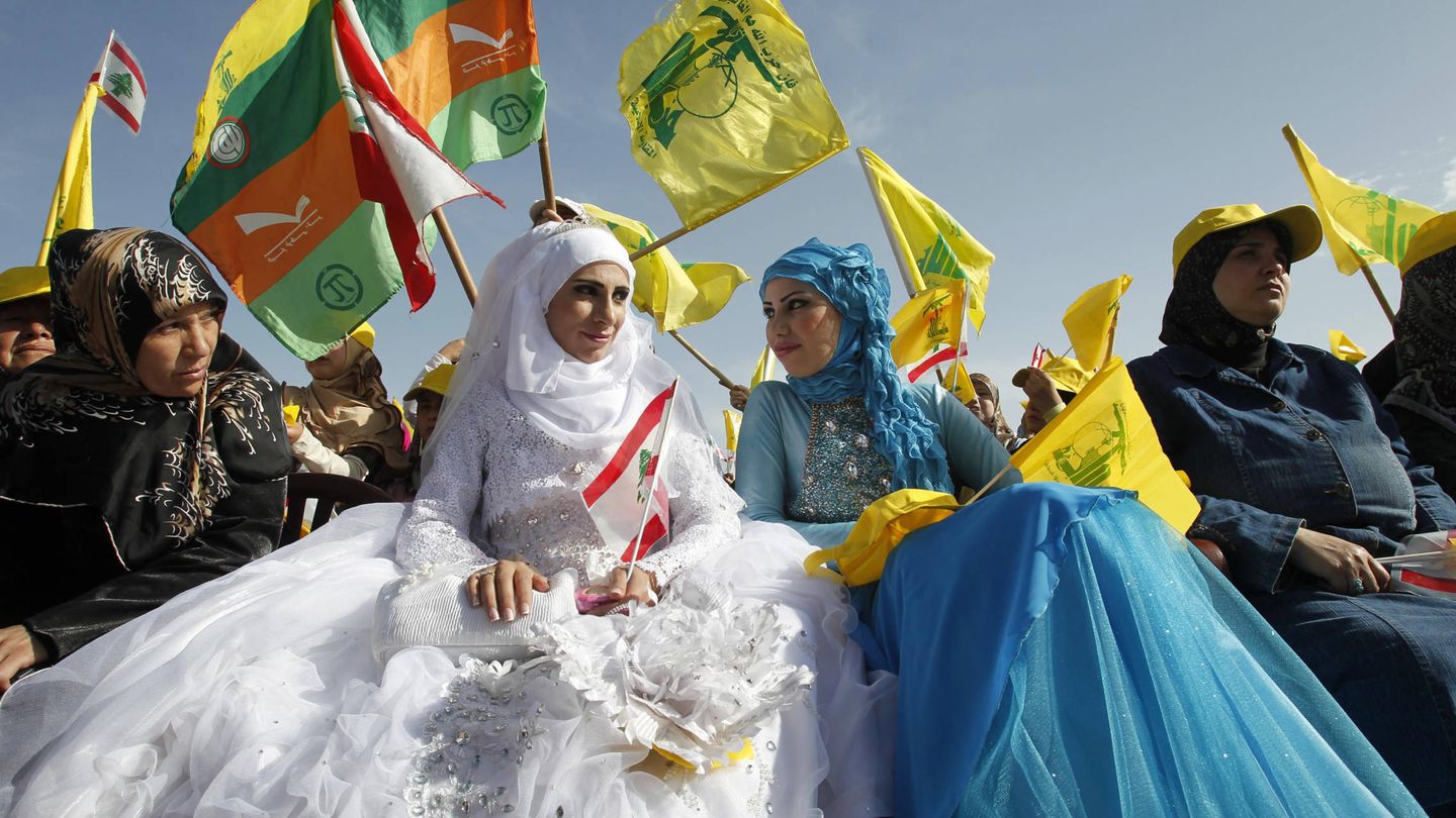 Seguiodres de Hezbolah tras una boda en Bint Jbeil, Líbano. (Reuters)