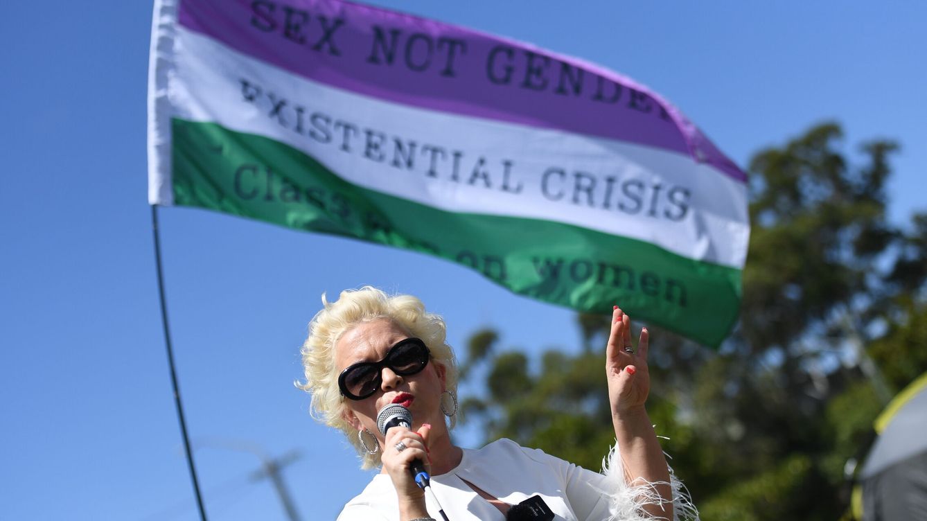 Foto: La activista británica contra los derechos de las personas transgénero, Kellie-Jay Keen-Minshull, habla durante una conferencia pública en la que pide que la definición de mujer se limite a las personas de sexo biológico femenino. (EFE/Steven Saphor