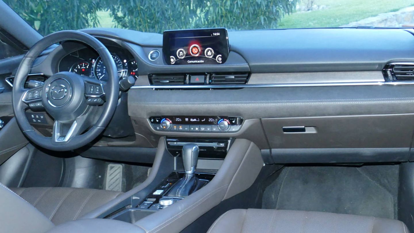 Interior muy cuidado en esta versión Executive del Mazda 6.