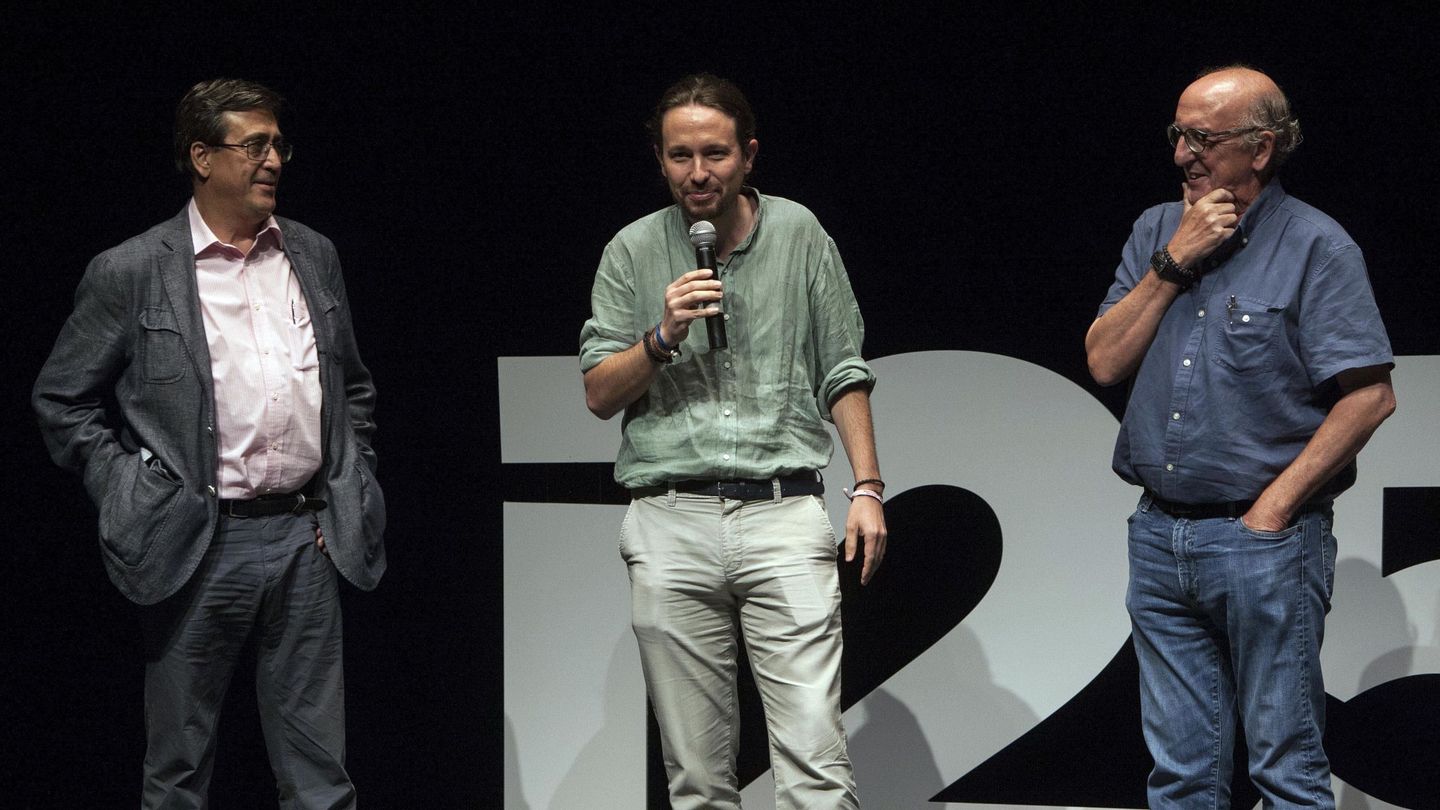 Iglesias (c) junto a Jaume Roures (d) y el periodista Carlos Enrique Bayo (i), en 2017. (EFE)