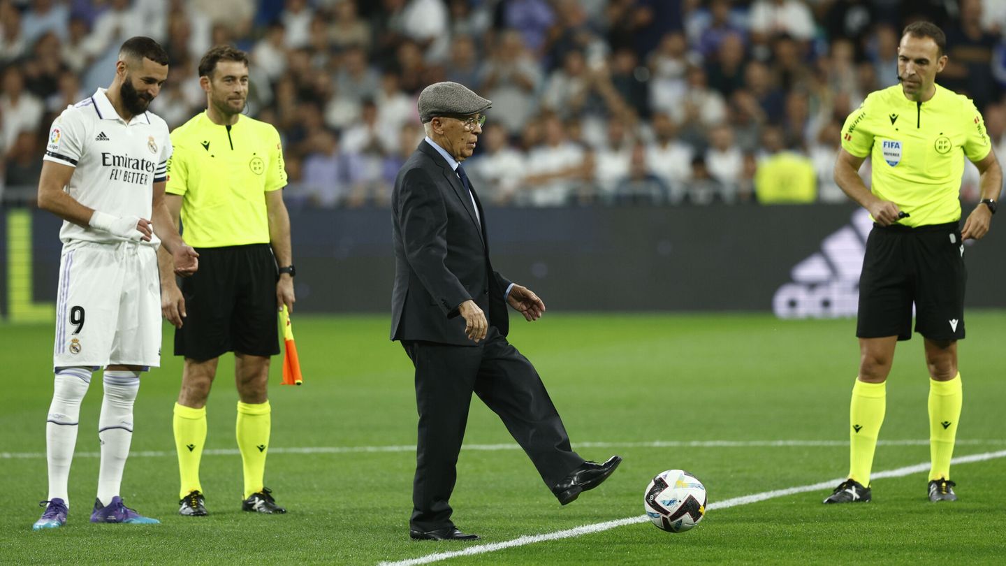Amancio, realizando un saque de honor en el Bernabéu. (EFE/Rodrigo Jiménez)
