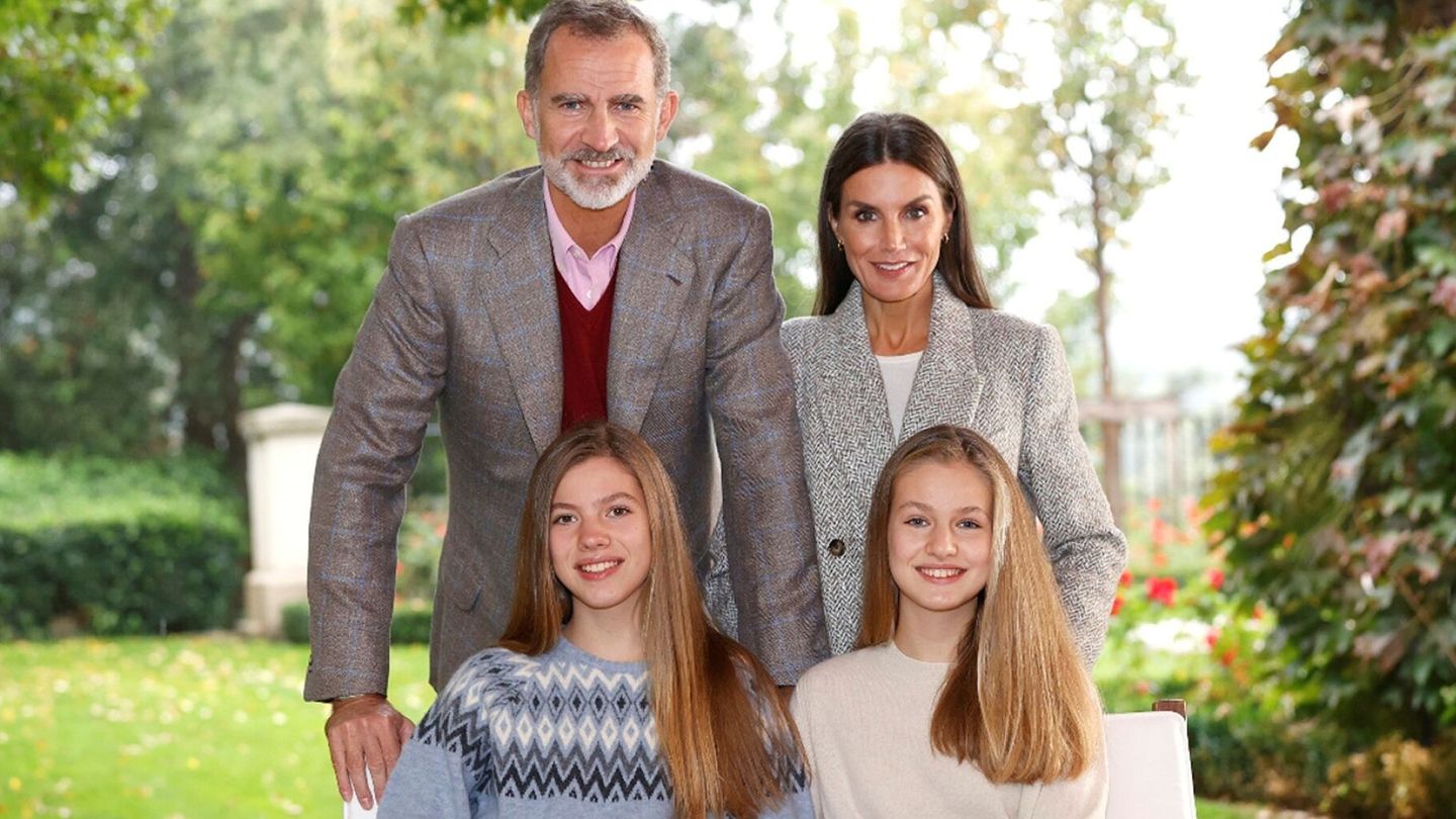 Los Reyes y sus hijas, en una imagen oficial. (EFE/Casa de SM)