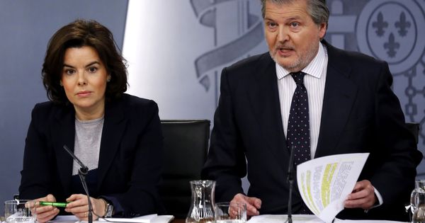 Foto: La vicepresidenta del Gobierno, Soraya Sáenz de Santamaría, junto con el portavoz, Íñigo Méndez de Vigo, tras el Consejo de Ministros. (EFE)