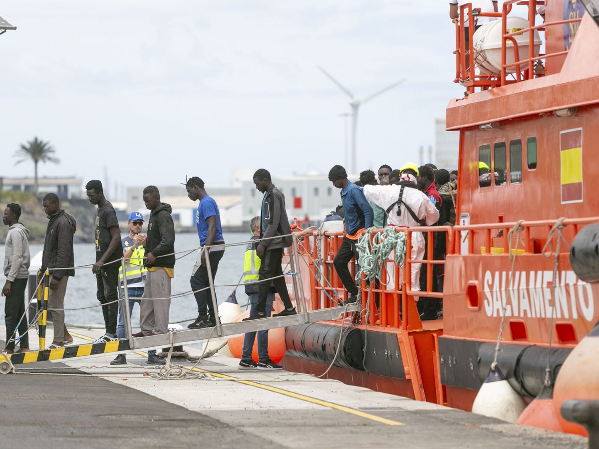 Foto: Salvamento rescatando a migrantes en una foto de archivo. (EFE/Adriel Perdomo)