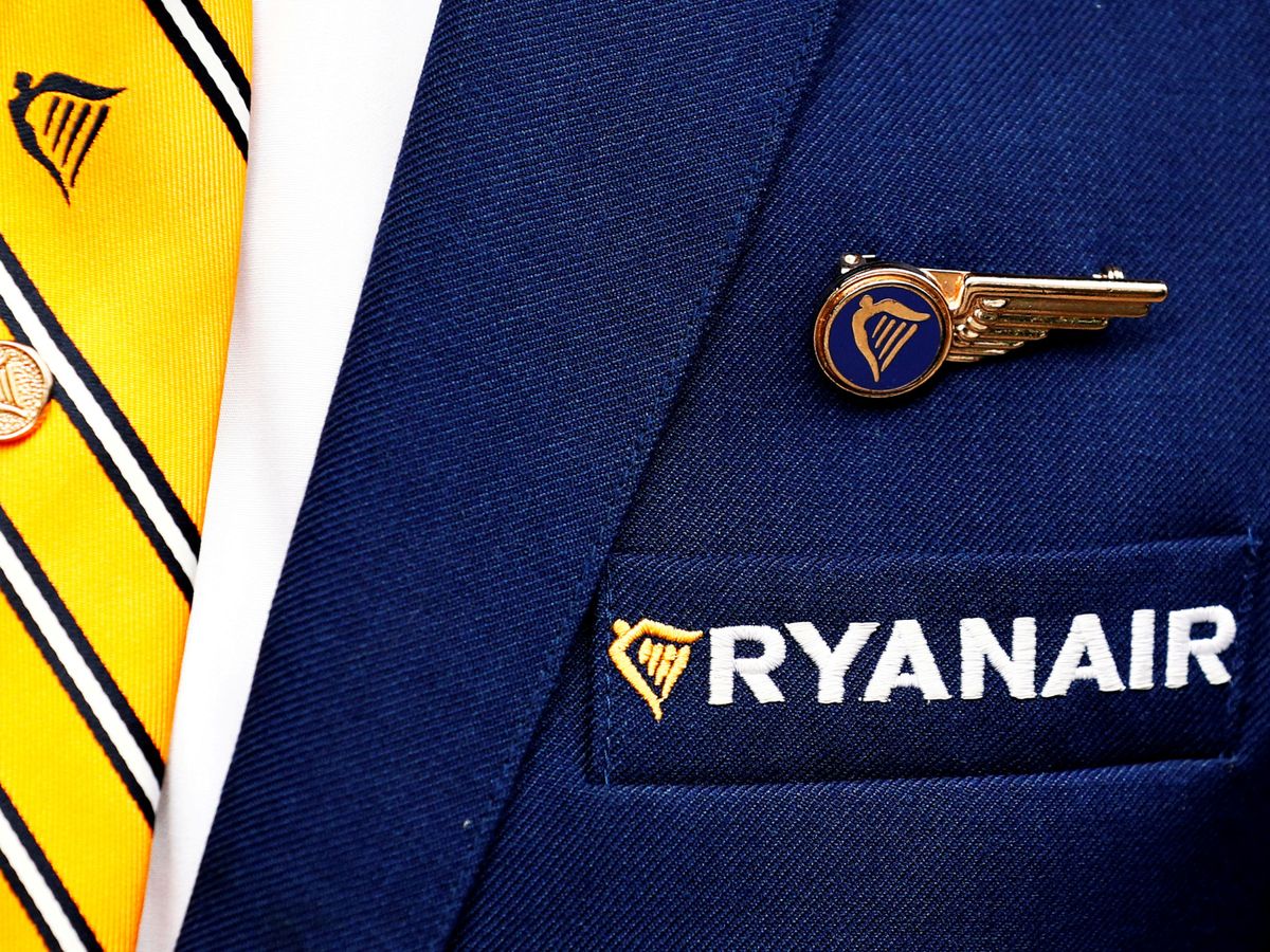 Foto: El logo de Ryanair, en un uniforme. (Reuters/François Lenoir)