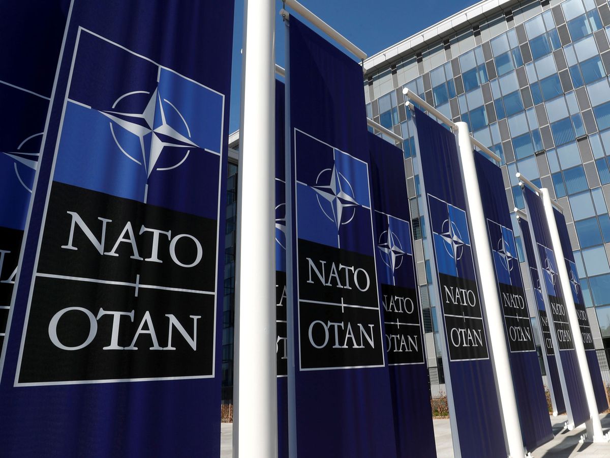 Foto: Carteles con el logo de la OTAN en su sede en Bruselas. (Reuters)