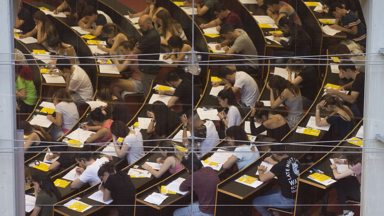 Foto: Un grupo de estudiantes durante los exámenes de Selectividad. (EFE)