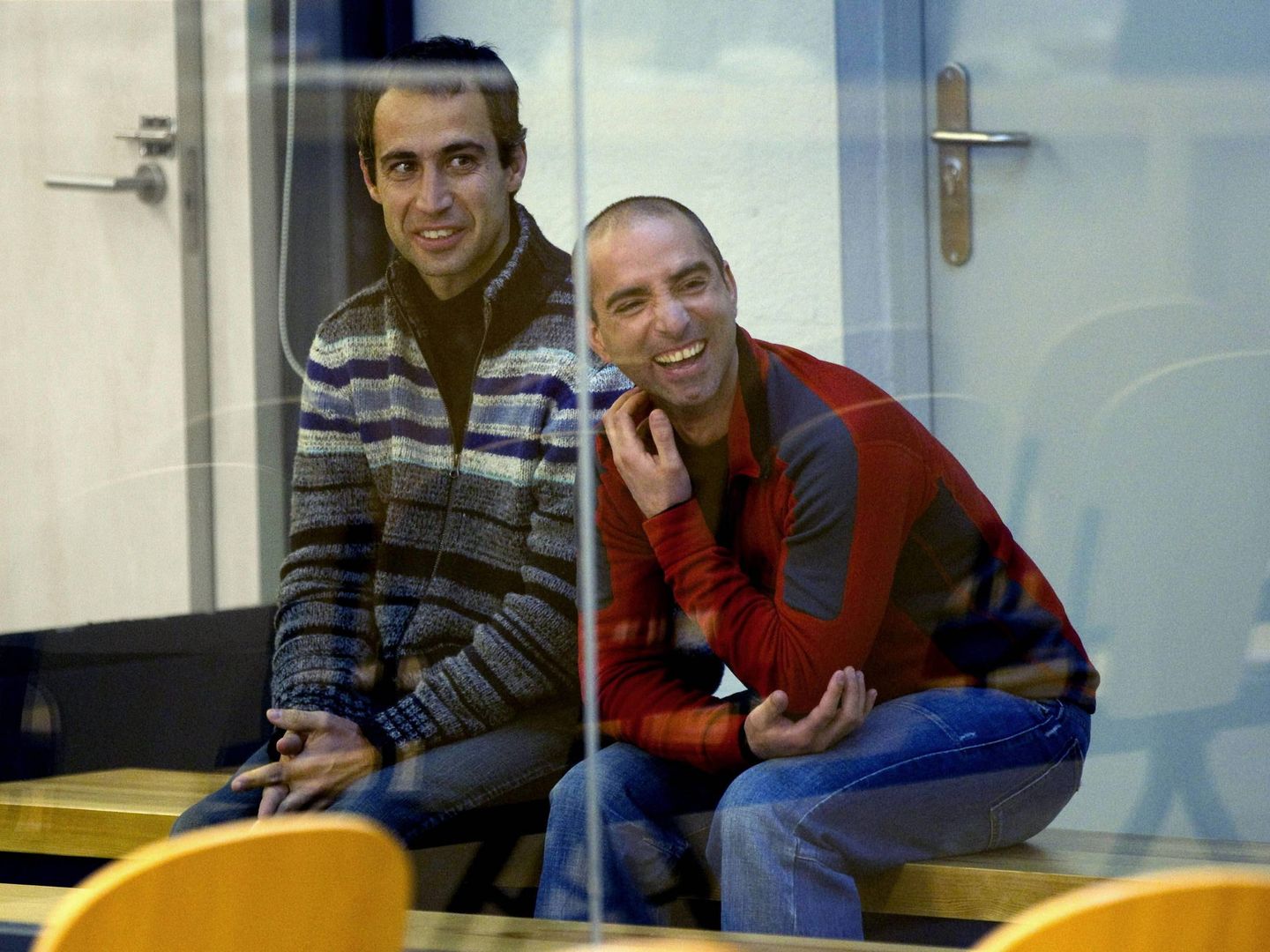 Andoni Otegi Eraso (izquierda) ríe junto a un compañero de la banda durante el juicio celebrado en 2013, cuatro años después de su presunta ruptura con ETA. (EFE/Emilio Naranjo)