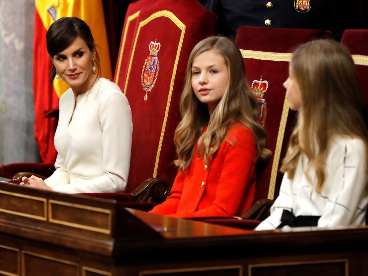 Foto: La reina Letizia, la princesa Leonor y la infanta Sofía, en el Congreso durante la apertura solemne de la XIV Legislatura, en febrero del 2020. (EFE/Ballesteros)