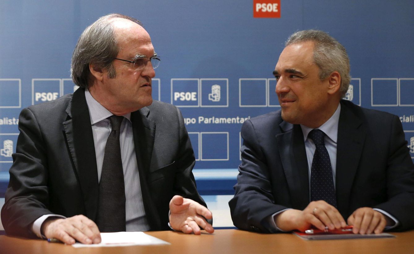 El candidato del PSOE a la Presidencia de la Comunidad de Madrid, Ángel Gabilondo (i), y el presidente de la comisión gestora del PSM, Rafael Simancas. (EFE)