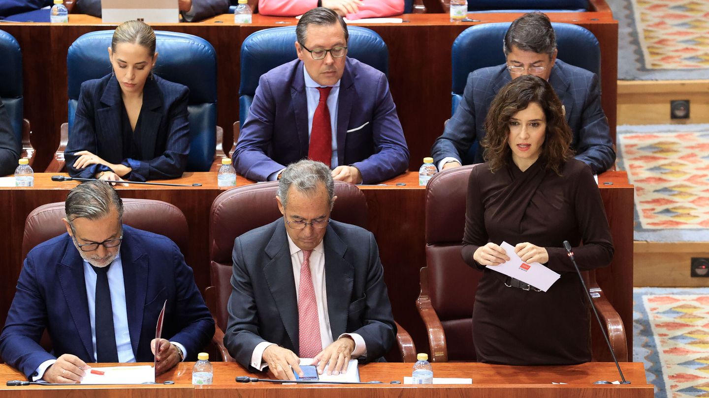 Isabel Díaz Ayuso se dirige a la oposición en el pleno de la Asamblea. (EFE/Zipi Aragón)