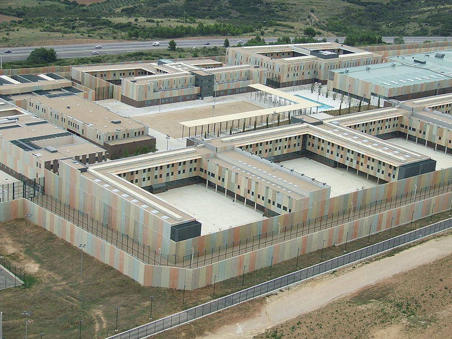 Vista aérea del Centro Penitenciario de Puig de les Basses, uno de los centros donde se realizan estas actividades (Fuente: MolinencVolador/Wikimedia)
