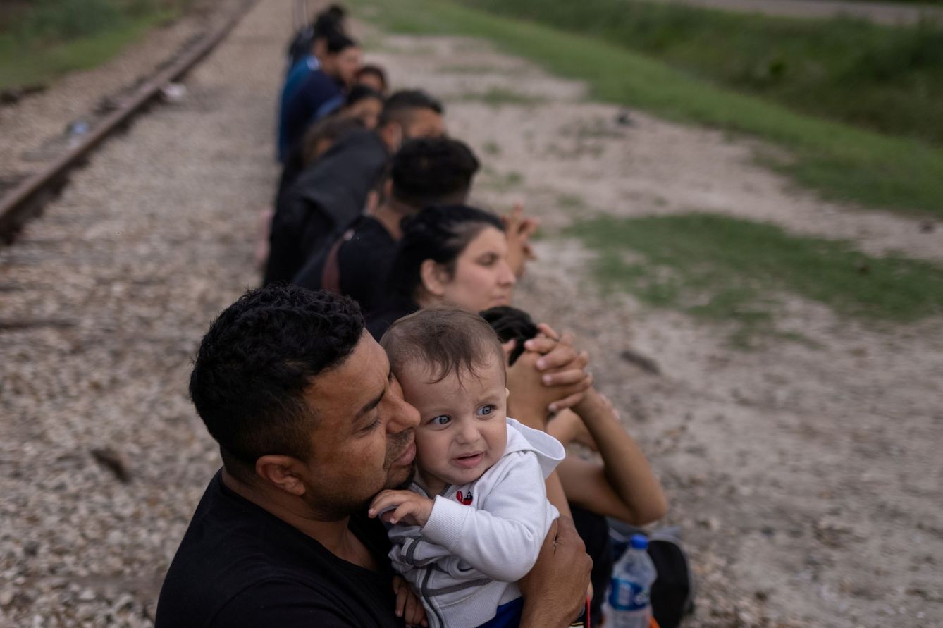 Una fila de migrantes, en la frontera entre EEUU y México. (Reuters)