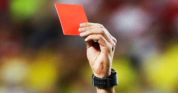Foto: Un árbitro muestra una tarjeta roja 