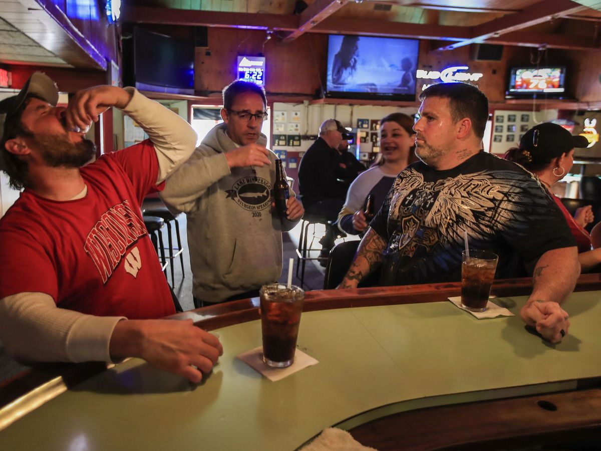 Foto: Clientes del Somewhere bar en Fond du Lac, Wisconsin (EEUU) (EFE)