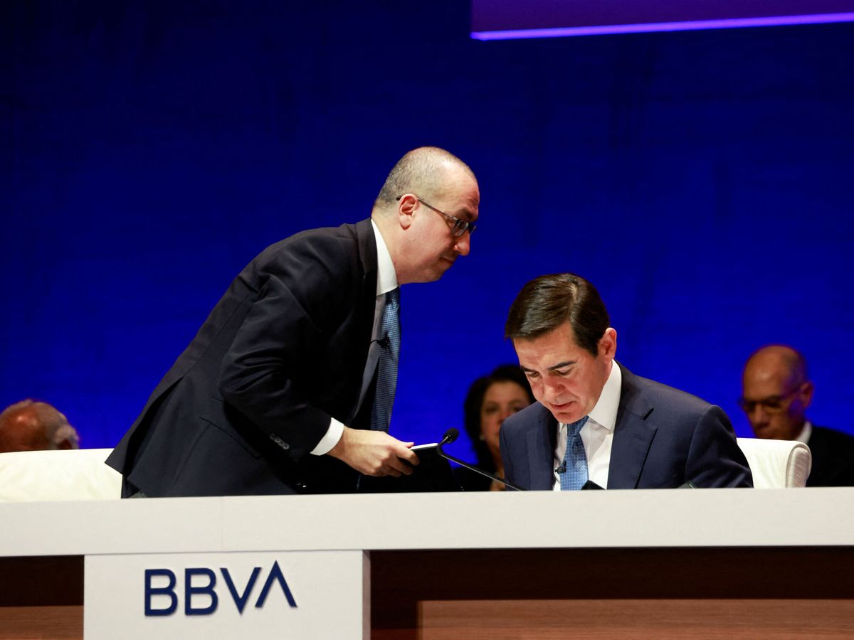 Foto: Carlos Torres, presidente de BBVA, y Onur Genç, CEO, con miembros del consejo del banco al fondo. (Reuters/Vincent West)