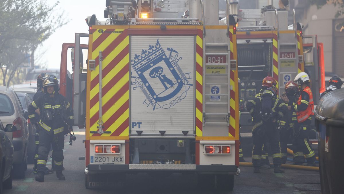 Los bomberos extinguen el incendio en una galería subterránea entre Callao y Plaza de España
