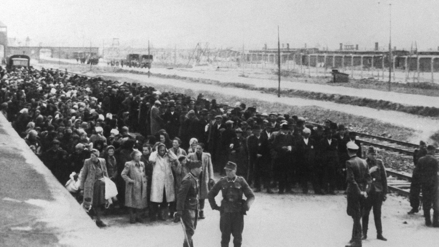Prisioneros a su llegada a Auschwitz. (Cordon Press)