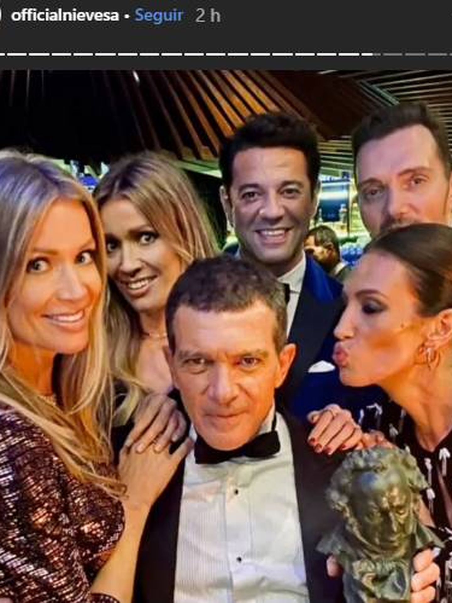 Antonio Banderas celebrando con su novia y sus amigos, el triunfo. (IG)