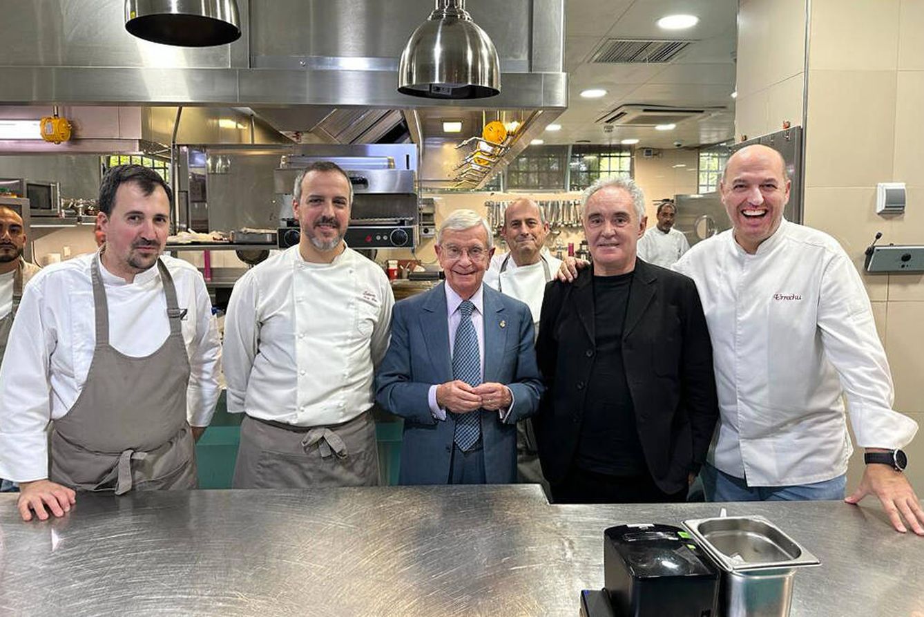La cocina de Zalacaín se sitúa entre las mejores de Madrid. En la foto, Rafael Ansón y Ferran Adrià con el equipo de cocina y con Íñigo Urrechu, director gastronómico. (Rafael Ansón)