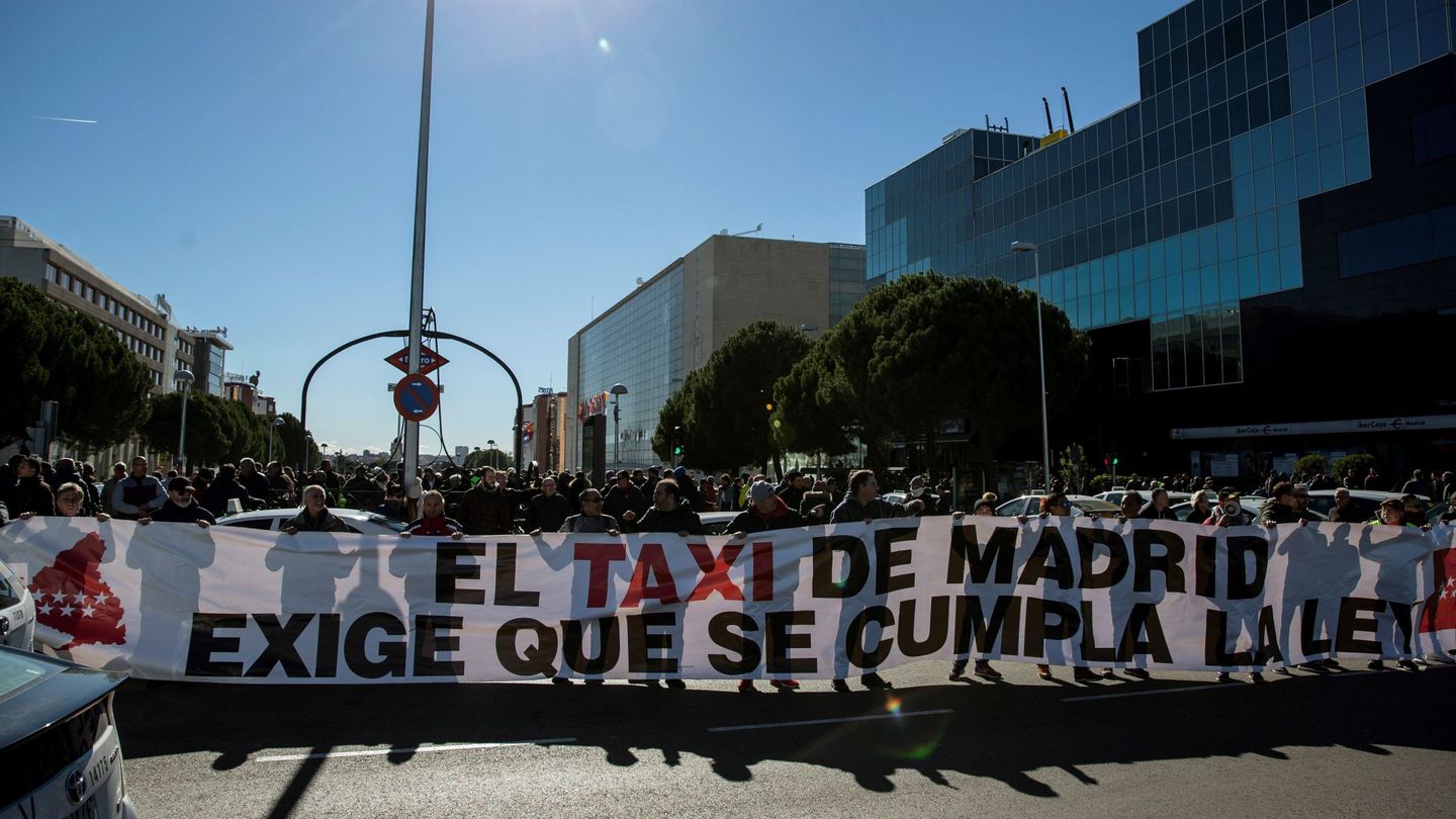 GRAF5123. MADRID, 25 01 2019.- Concentración de taxistas en los alrededores de Ifema durante este viernes cuando se cumple el quinto día de huelga del sector en Madrid, que continúa movilizado para lograr una regulación favorable frente a la comp