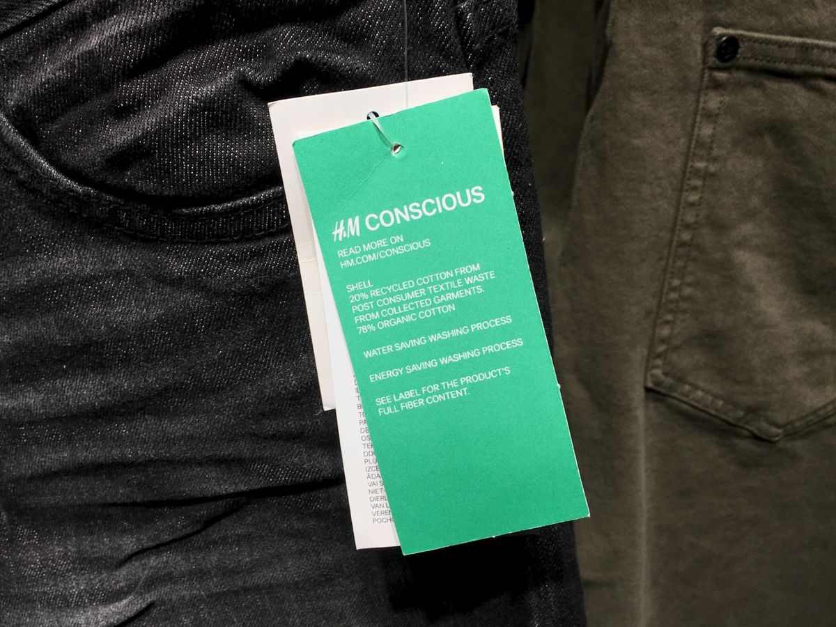 Foto: Una etiqueta de Conscious en unos pantalones de H&M que ya no podrán anunciarse así en Europa. (Reuters/Shannon Stapleton)