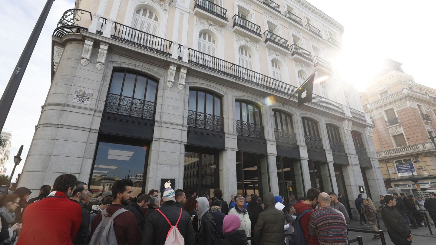 Foto de las largas colas en la tienda de Apple, ubicada en la Puerta del Sol, en el estreno del iPhone X. (EFE/Javier Lizon)