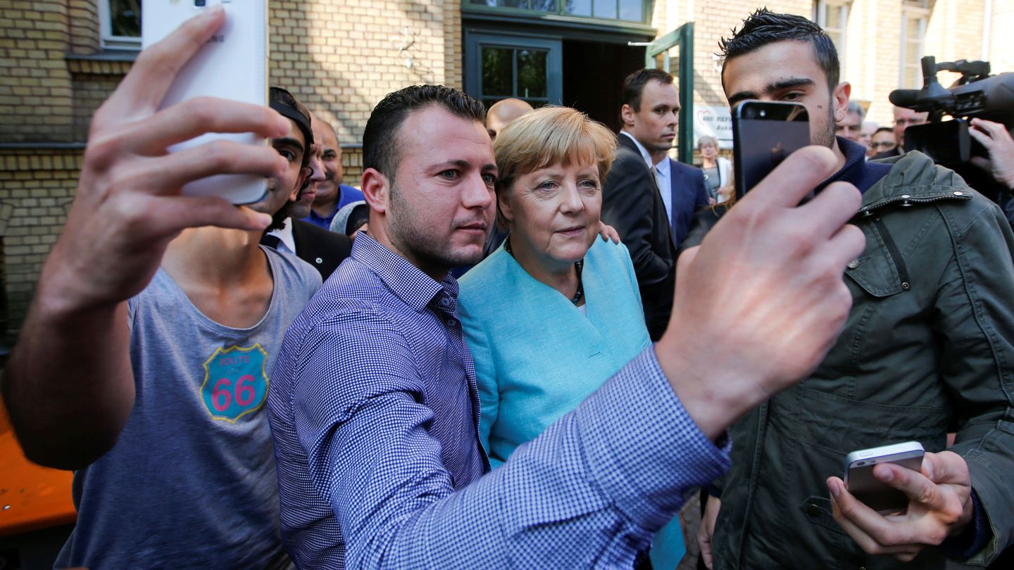 Un refugiado sirio se hace una 'selfie' con Angela Merkel. (Reuters)