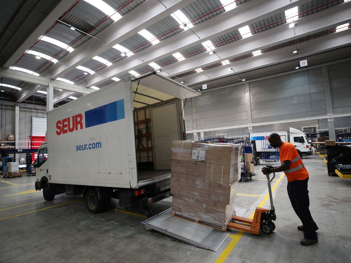 Foto: Un trabajador carga un camión en un almacén logístico. (Reuters)