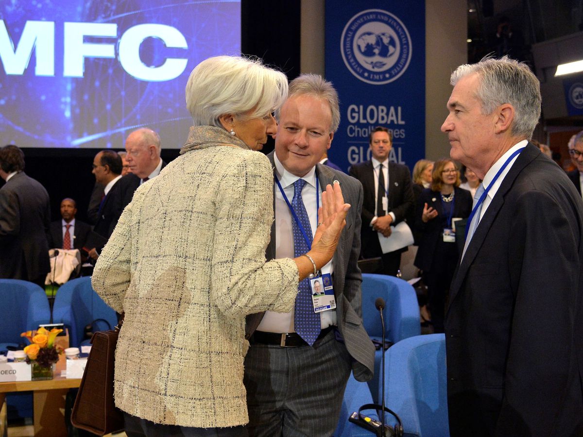 Foto: La presidenta del BCE, Christine Lagarde, habla con su homólogo en la Fed, Jerome Powell (d). (Reuters)