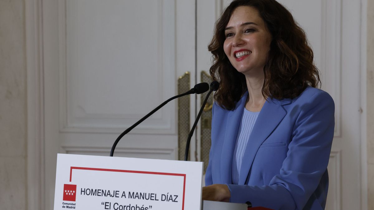 Isabel Díaz Ayuso sorprende con una blazer de impresión para el homenaje a Manuel Díaz, el Cordobés