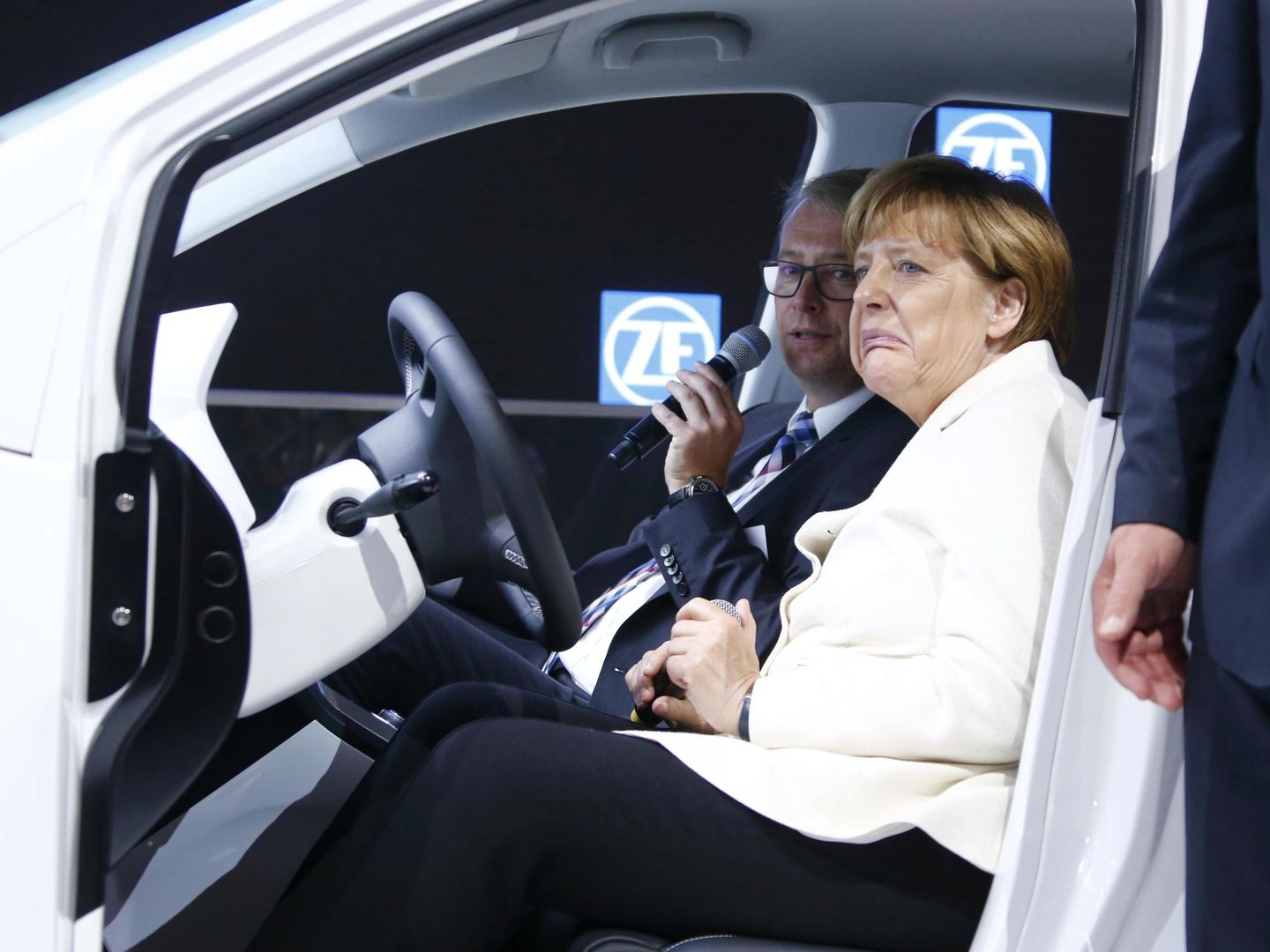La mujer que se sentaba dentro del coche para sentir que había terminado de trabajar. (Reuters/Ralph Orlowski)