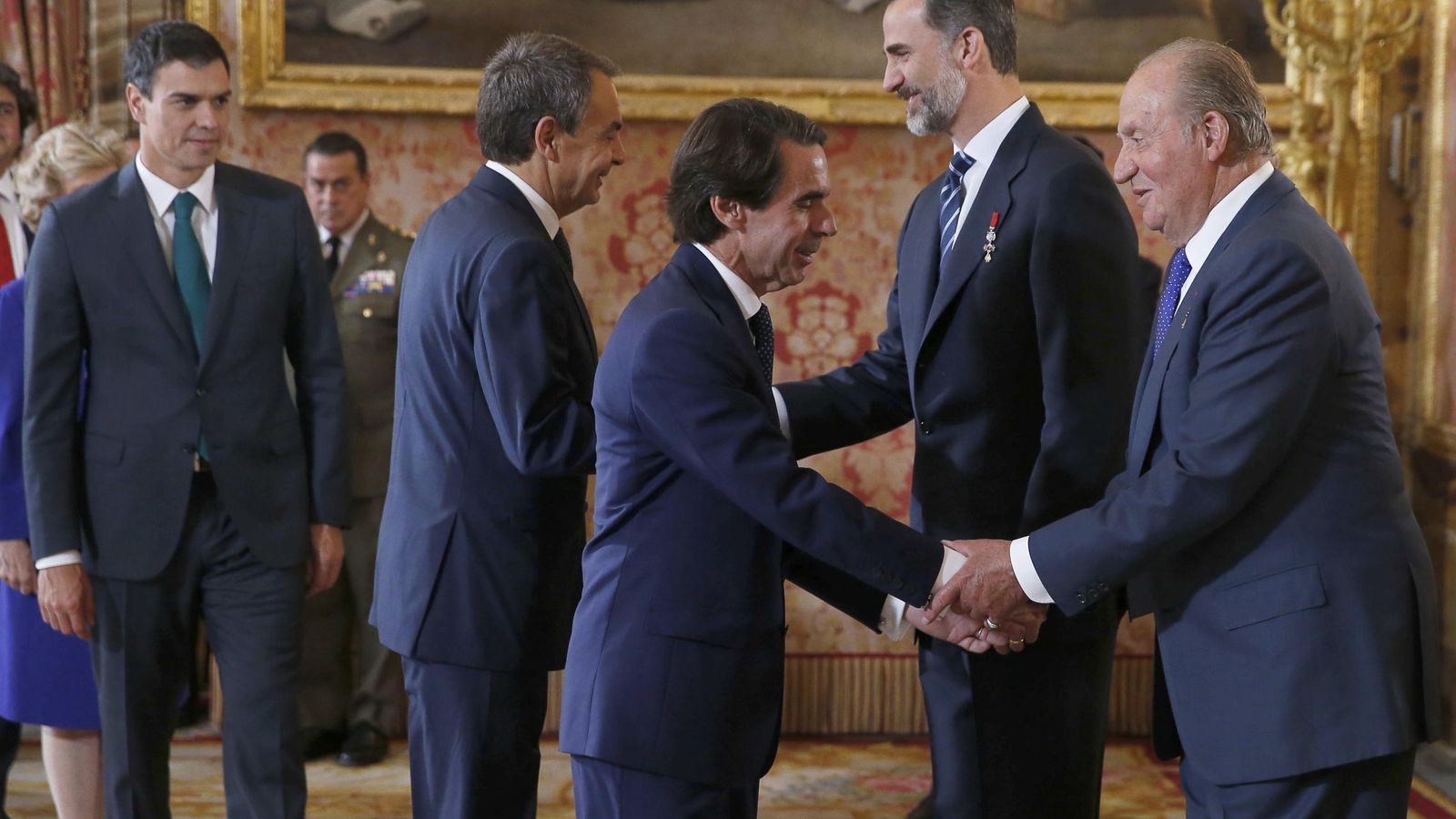Foto: El rey Felipe VI y el rey Juan Carlos, saludan a los expresidentes del Gobierno, José María Aznar (c) y José Luis Rodríguez Zapatero (2i). (EFE)
