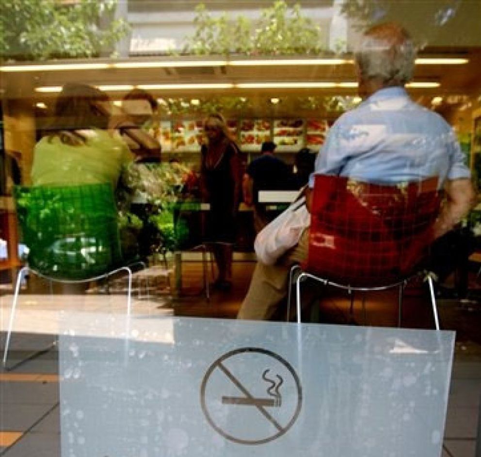 Foto: Sanidad prohibirá el año que viene fumar en espacios cerrados