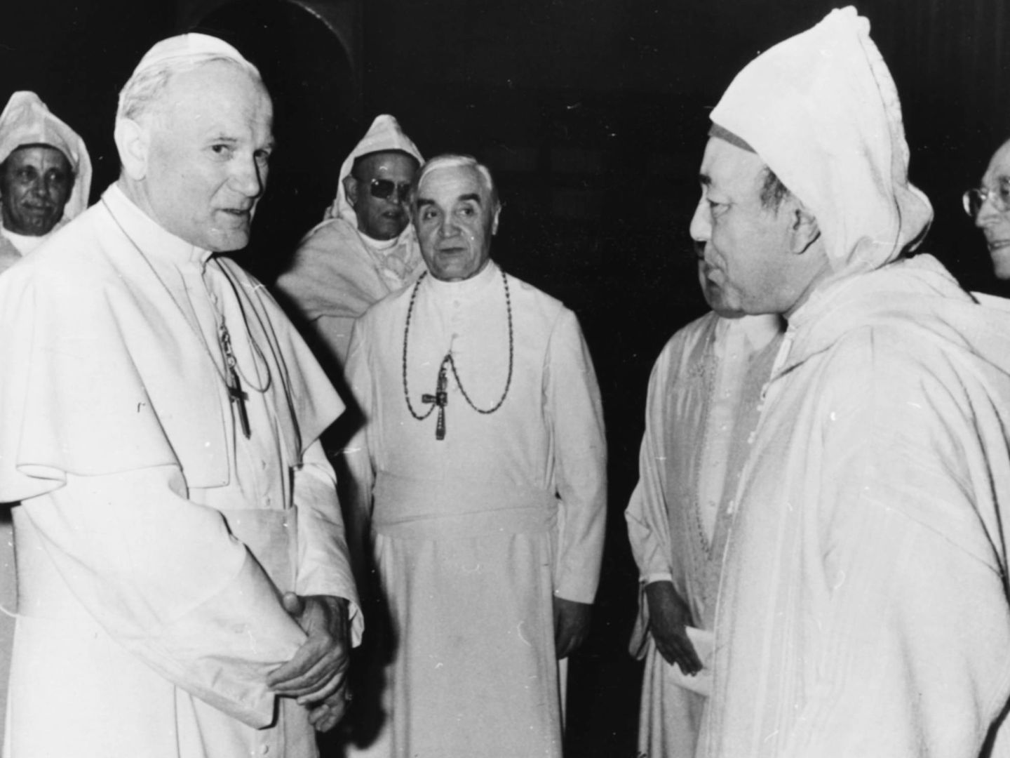 El papa Juan Pablo II charlando con el rey Hassan II. (Getty)