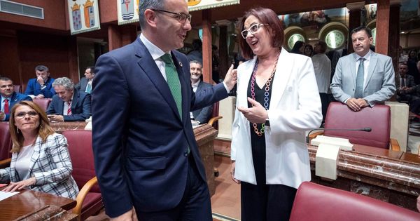 Foto: El socialista Diego Conesa conversa con la portavoz de Ciudadanos, Isabel Franco. (EFE)
