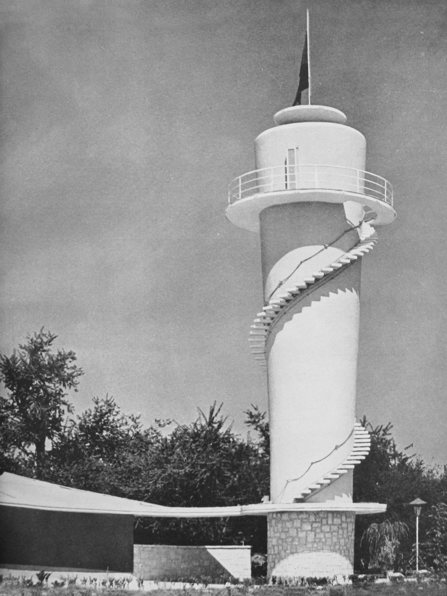 Parque Sindical Torre Depósito. M. Muñoz Monasterio, 1955. (Revista Hogar y Arquitectura 3, OSH, Madrid, marzo abril 1956)
